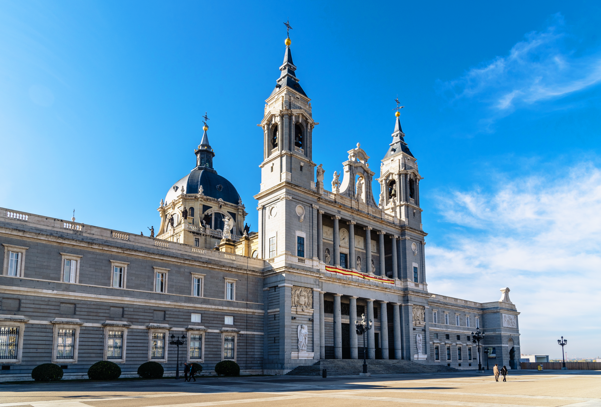 Donde la historia y la majestuosidad se encuentran: Catedral de la Almudena, corazón de Madrid.