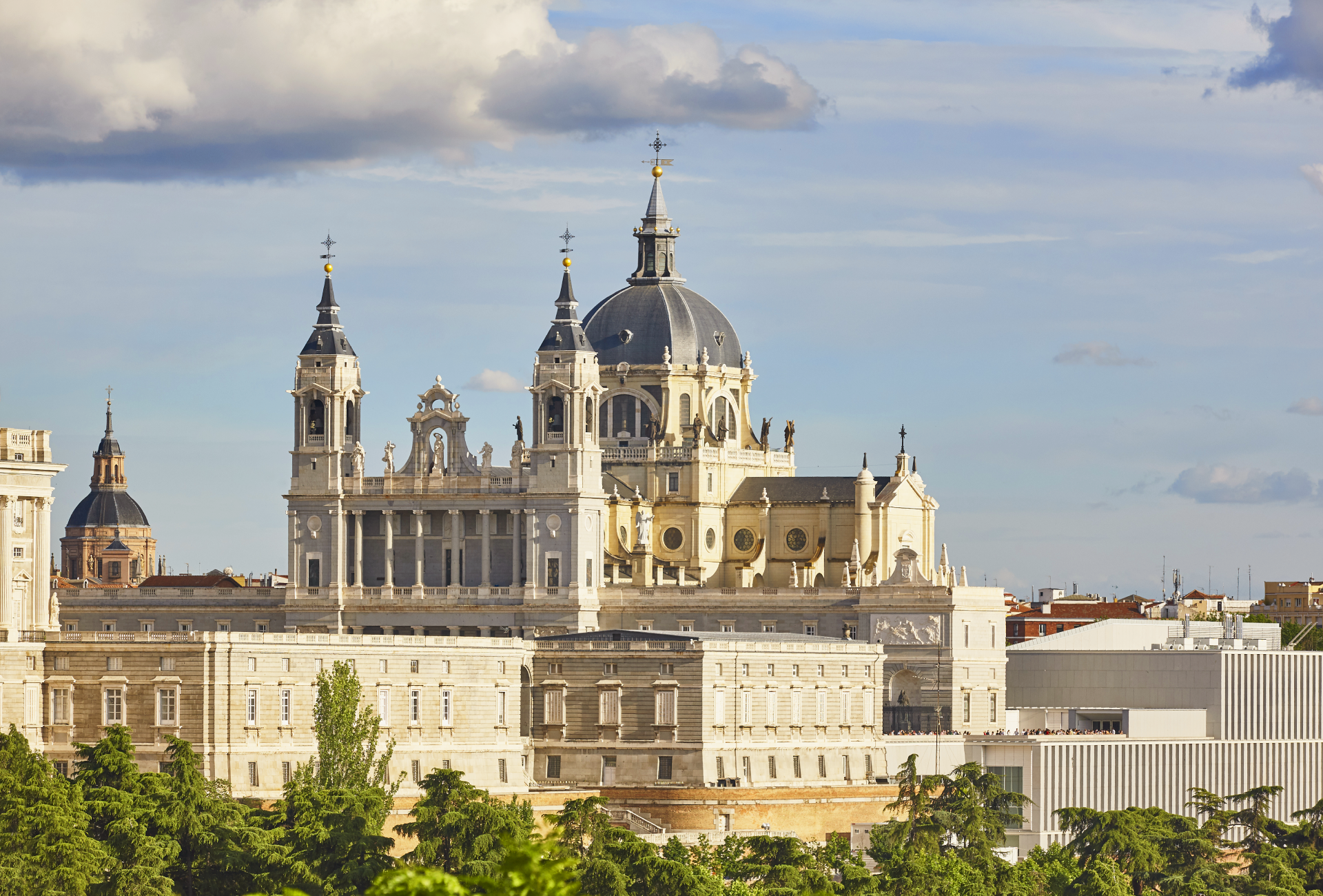 Donde la historia y la majestuosidad se encuentran: Catedral de la Almudena, corazón de Madrid.